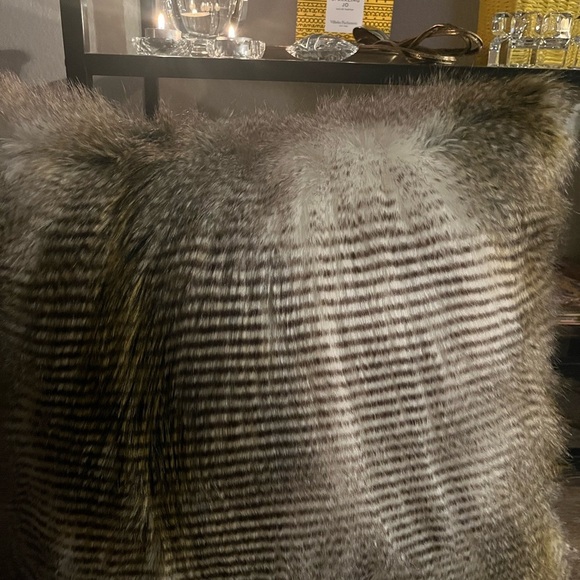 Luxurious Faux Fur Pillow D.V KAP home retails 200$ - Picture 4 of 5